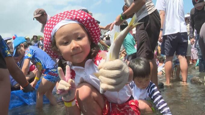 4000匹のアユつかみ捕りに挑戦！「川遊びフェスティバル」開催　大分　|　大分のニュース｜OBS NEWS｜大分放送
