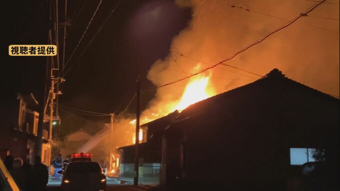 未明の住宅密集地が騒然…3棟全焼、焼け跡から身元不明の1人の遺体発見　火元の住人1人と連絡取れず　鳥取県大山町|TBS NEWS DIG