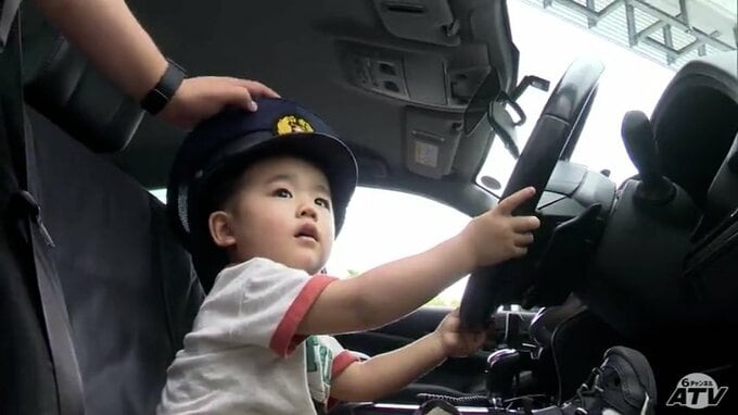 「警察官になりたい」警察の仕事に触れられる体験型イベントに多くの家族連れ　「白バイ」や「パトカー」に乗ったり装備品を身に付けたりして「かっこいい！」　青森県三沢市|TBS NEWS DIG