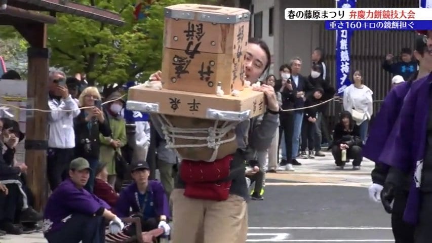 一般の部で使う鏡餅と三方は合わてなんと160キロ！力自慢たちが特大の