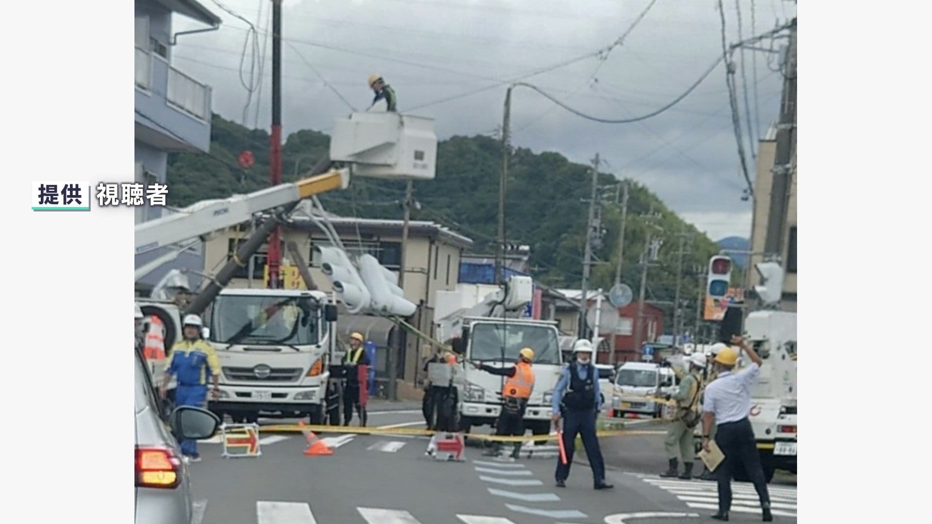 音や振動なかった」なぜ?信号機の柱が倒れ貨物自動車にぶつかる けが人