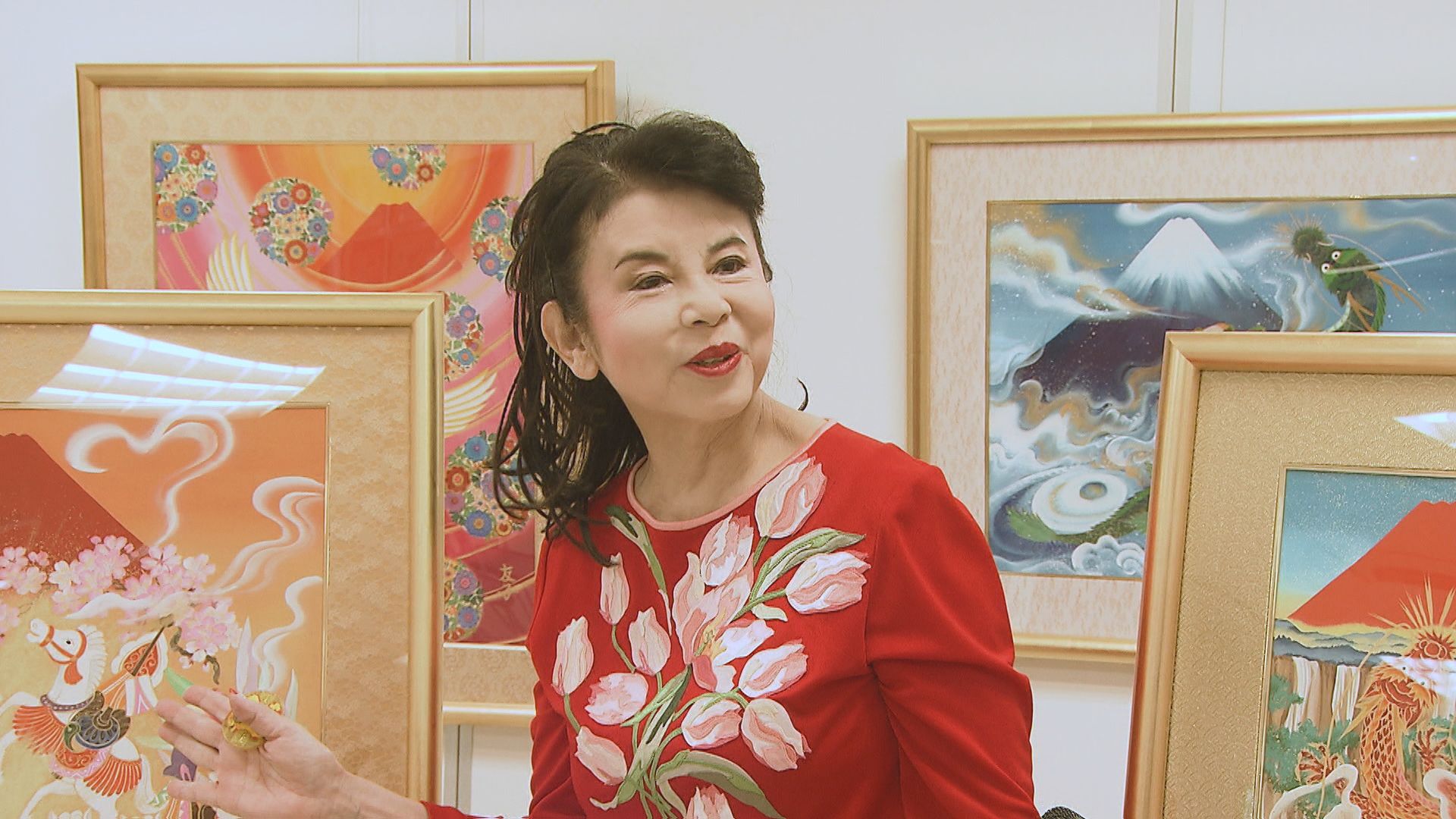縁起物の龍や鳳凰も…あいはら友子さん「赤富士絵画展」うすい百貨店で