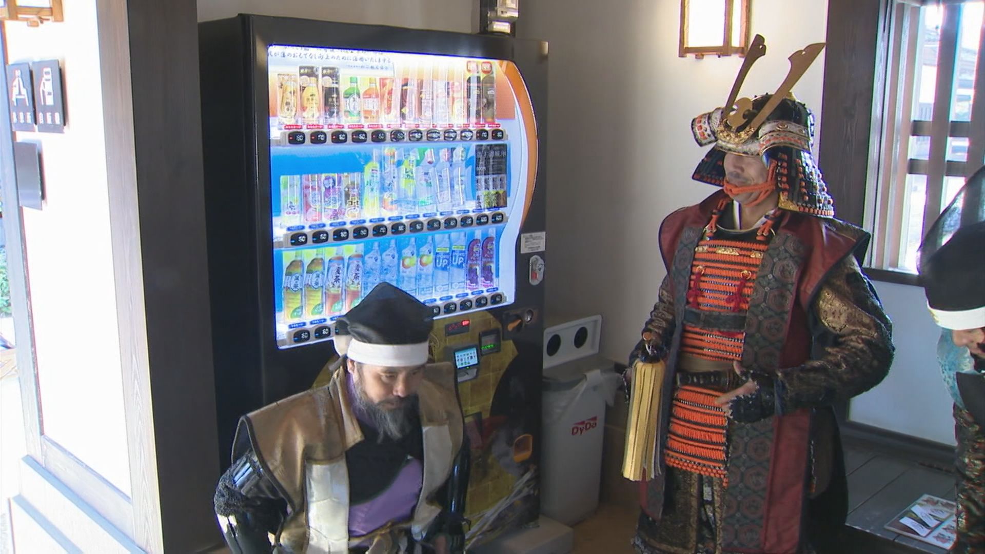 自動販売機・自販機・配送手配＆配送料買い手負担 浅草仲見世通りに設置された舞妓さんの絵が描かれた飲料水の自動販売機