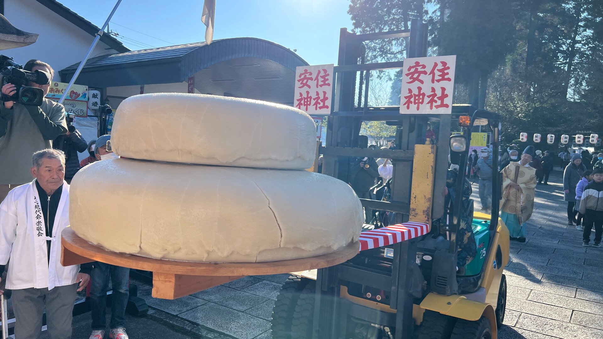 今年で44回目の「大鏡餅奉納式」 総重量700キロ超の“日本一大きい鏡餅