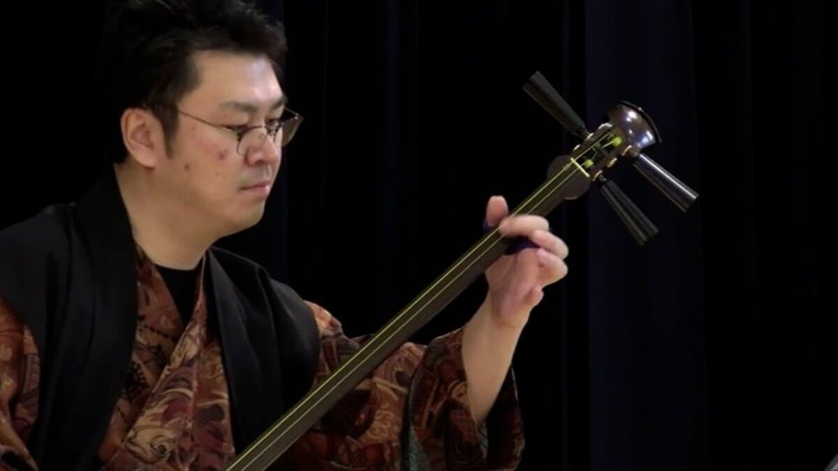 生徒らが力強い伝統的な音色に聞き入る 岩手県大船渡市の中学校で津軽