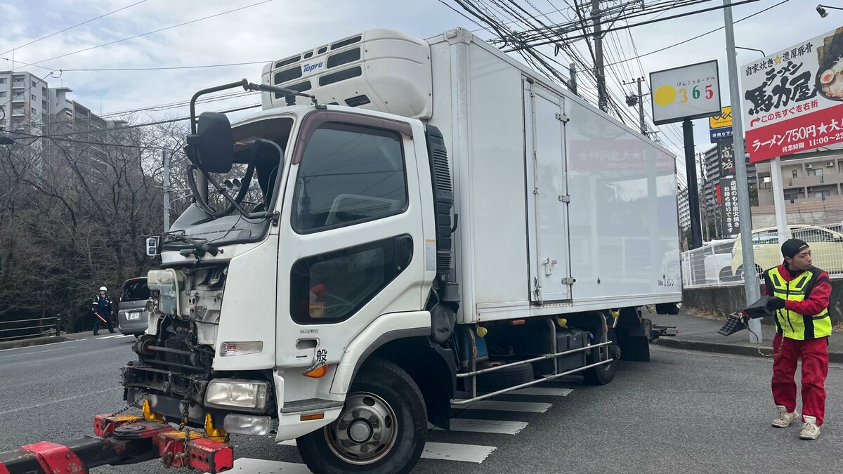 トラックが信号機に衝突　運転の60代男性が病院に搬送　大分