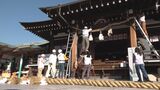 菅原道真公が立ち寄ったとされる防府天満宮 秋の大祭「御神幸祭」に向け、しめ縄のかけ替え|TBS NEWS DIG