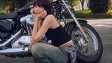 【 笠井海夏子 】愛車ハーレーの前で夏スタイル ウエスト覗くバンダナ使いにフォロワー絶賛「可愛格好良さ」|TBS NEWS DIG