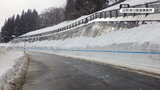 道路わき雪の壁に引かれた「青い線」これは一体なに?どんな意味があるのか道路管理者に聞いてみた | 宮城のニュース│tbc NEWS│tbc東北放送