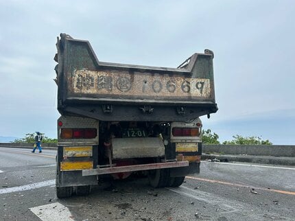 ダンプカーと正面衝突 軽乗用車の18歳高校生2人が意識不明の重体