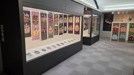 あなたの顔に似た鬼を探してみて」手縫いで作った鬼の顔の布絵を集めた