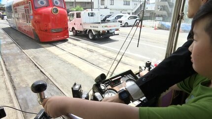 子ども達が路面電車の運転体験に挑戦「電車の運転士になりきれた