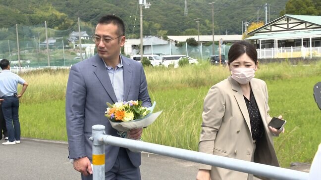 「裁判で必ず敵は取ってやるからなっていう強い気持ちの確認ができた」高知東部自動車道1歳児死亡事故から21日で1年　両親が事故現場付近で献花【高知】|TBS NEWS DIG