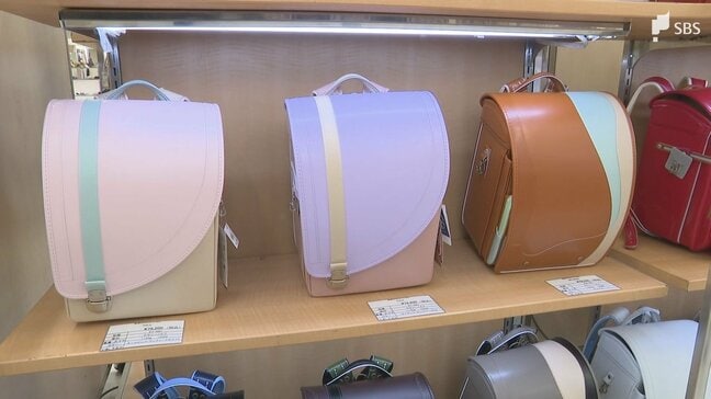 早くも2027年新入学児童向けのランドセルの販売が本格化 トレンドは"半かぶせ" 背景には荷物の増加＝静岡市|TBS NEWS DIG