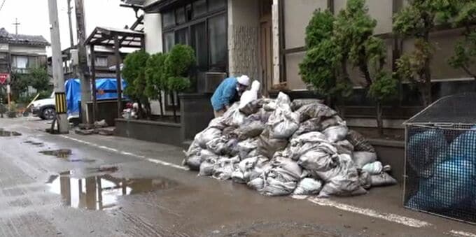 記録的大雨から2週間以上、今も後片付けに追われる住民 能登で土砂災害に注意・警戒　|　石川県のニュース｜MRO北陸放送