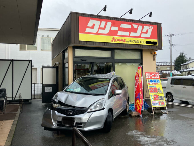 「免許返納を考える」クリーニング店に乗用車で突っ込んだ77歳男性　スーパー併設の店舗で駐車時の運転ミスか　富山市|TBS NEWS DIG