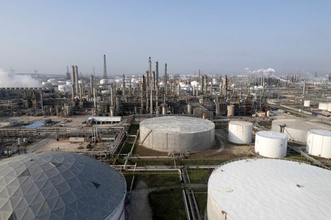 ヘッジファンドの原油取引に乖離－米値下がり予想後退、欧州には弱気