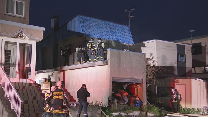 札幌市東区の2階建て住宅で火災「1、2階から煙がでている」近所の人が通報、住人留守で無事|TBS NEWS DIG