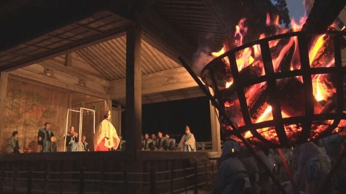 かがり火のたかれた野外で幽玄の世界を堪能　中尊寺で薪能　野村万作さん萬斎さん父子出演の狂言「名取川」も　岩手・平泉町|TBS NEWS DIG