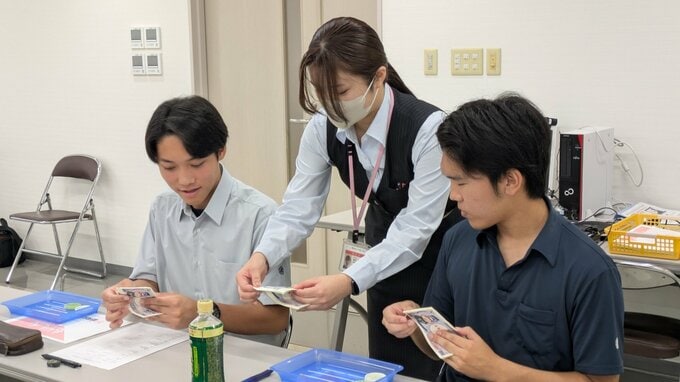「学校では味わえない面白さ」　高校生が盛岡信用金庫でインターン体験　お札の数え方も実践　岩手|TBS NEWS DIG