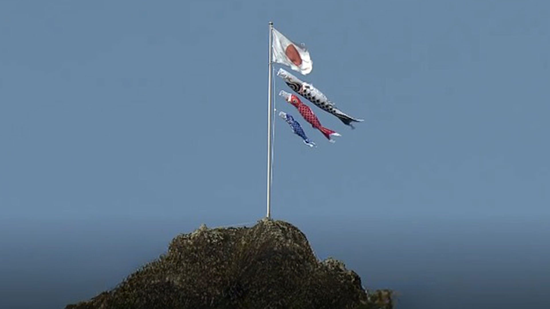 怖い…】高さ約80メートル！ 足もすくむ岩の頂上に新人3人が