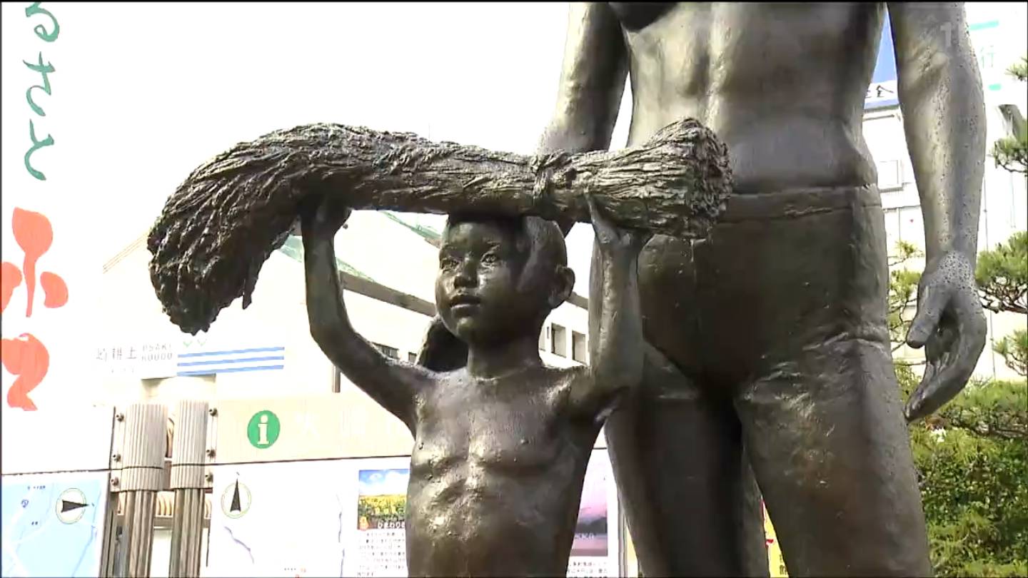 駅前にある「イネを手に持った少年と母親」ブロンズ像 なぜ“ササニシキ