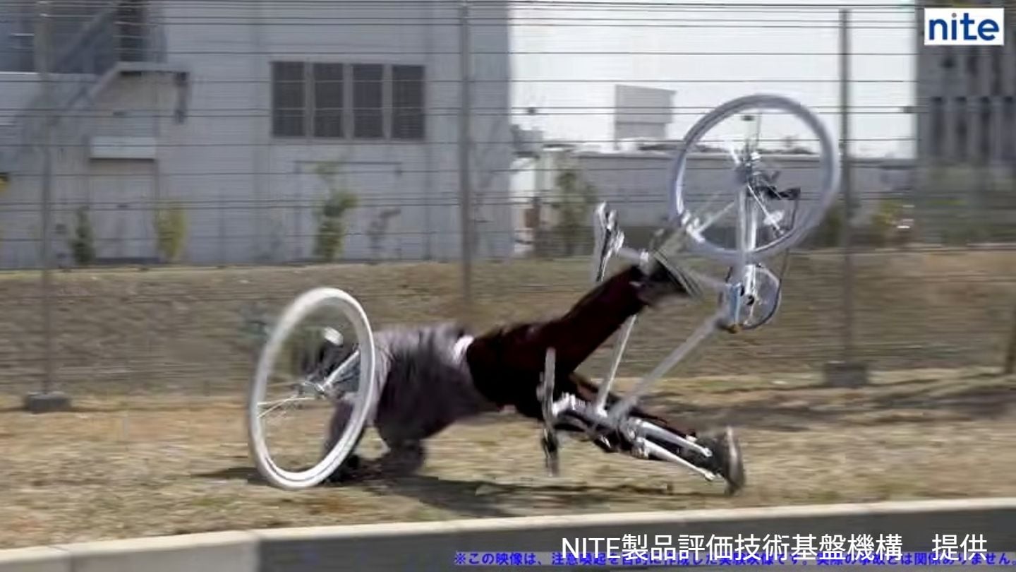 10代が突出…自転車事故の8割が重傷「体ごと車道に投げ出されます」傘や