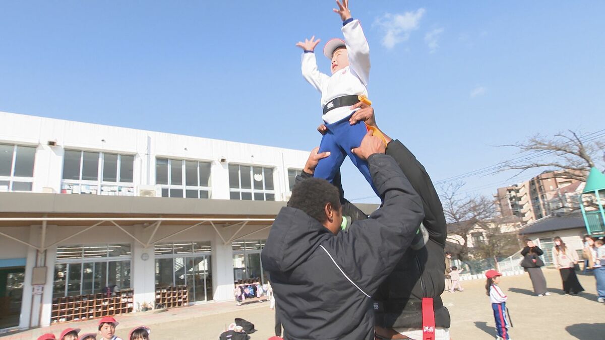 園児とフィジー人留学生がラグビー交流　リフトアップに歓声　大分