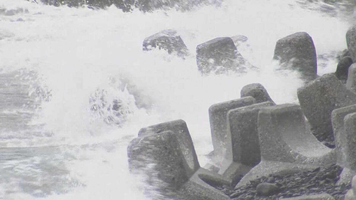 大型で非常に強い台風13号…海の便に影響続く　大分県内から遠ざかるも沿岸部は引き続きうねりを伴う高波に警戒