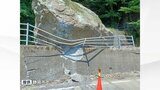 オクシズの道路に幅6mの巨大な落石 防護柵で止まるも片側交互通行に…石を破砕する撤去作業で夜間は通行止めに=静岡市葵区|TBS NEWS DIG