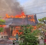 【建物火災】富山市豊城町「2階建て建物の1階台所から煙」消防車20台が消火活動中|TBS NEWS DIG