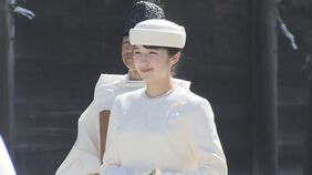 愛子さま 伊勢神宮参拝 白いドレス姿で 皇室の祖先神祀る内宮へ 午後「お木曳」視察へ|TBS NEWS DIG