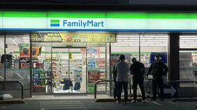 【速報】東京・江戸川区周辺でコンビニ強盗が少なくとも3件相次ぐ　拳銃のようなもの突きつけ…男逃走中、同一犯か|TBS NEWS DIG