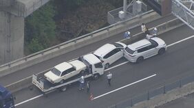 逆走車が新名神高速の下り線に進入　停止した車２台と衝突して逃走　近くで起きた玉突き事故で４人軽傷　三重・亀山市|TBS NEWS DIG
