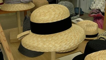 明治時代から麦わら帽子製造を手がける老舗「石田製帽」がJR笠岡駅構内
