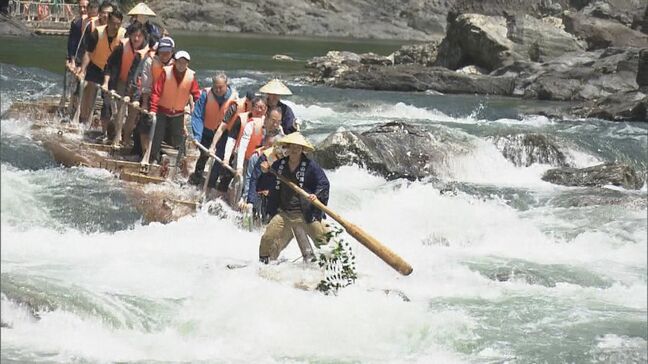 水しぶきを浴びて清流5キロのいかだ下り満喫 和歌山県北山村の北山川に多くの観光客|TBS NEWS DIG