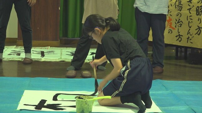 「今までと違って面白いと思いました」 学園祭での披露目指し 書道パフォーマンス体験 講師は元教頭 山梨県立ろう学校中学部|TBS NEWS DIG