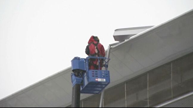 金沢でこの冬初の積雪 暴風でサッカースタジアム「ゴースタ」のバックスタンドの屋根がはがれる被害も|TBS NEWS DIG