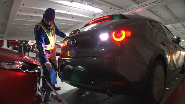 トランプ関税と地政学に揺れる輸出の最前線「自動車運搬船」に密着　船積みのプロの神業「ご飯のために頑張っている」|TBS NEWS DIG