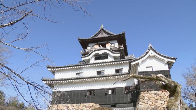 国宝「犬山城」で消防訓練　天守の2階付近から火災が発生した想定　観光客を安全に誘導　愛知・犬山市|TBS NEWS DIG