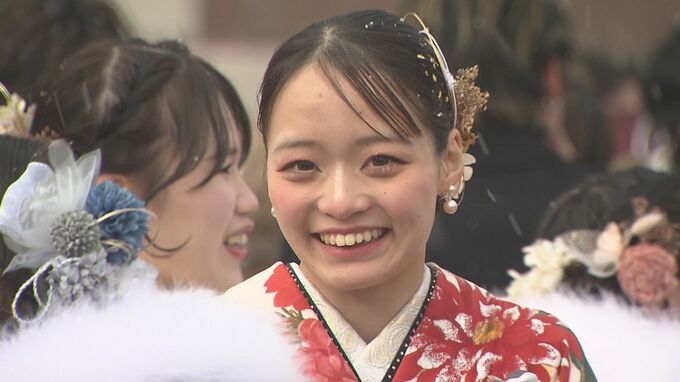 雪が舞うハウステンボスでの成人式典　長崎県佐世保市|TBS NEWS DIG