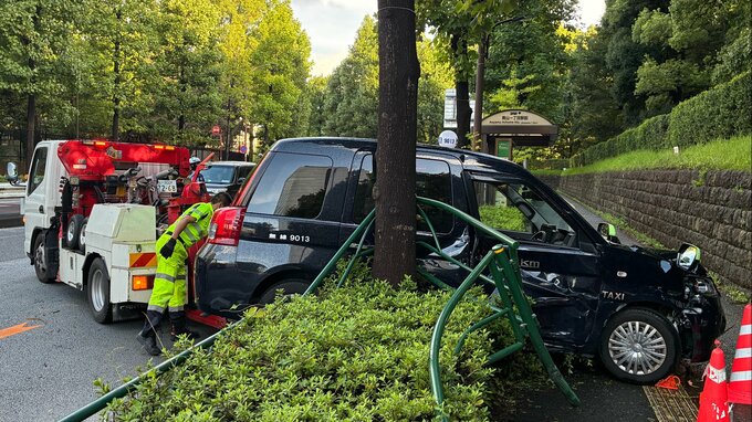 「カーブで曲がりきれず反対車線にスリップした」都内で雨に濡れた路面でスリップしたとみられる事故が相次ぐ|TBS NEWS DIG