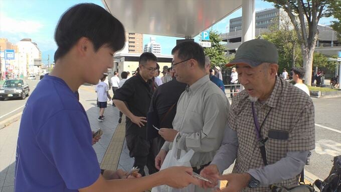 県警初　山岳部の高校生を一日山岳遭難救助隊員に任命　駅前で登山への注意呼びかけ　山梨　|　山梨のニュース | ＵＴＹテレビ山梨