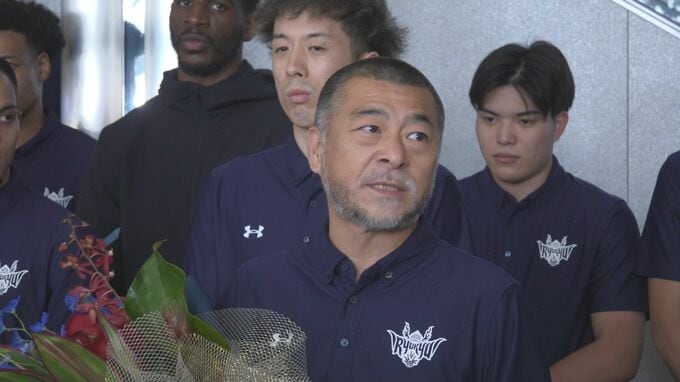 Bリーグ準V 琉球ゴールデンキングスが帰沖　那覇空港でセレモニー「県民の誇り」200人が健闘ねぎらう|TBS NEWS DIG