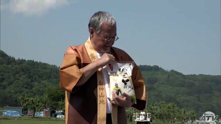 苗よ～♪苗よ～♪…」吉幾三さん 親善大使務める青森県西目屋村の田んぼ