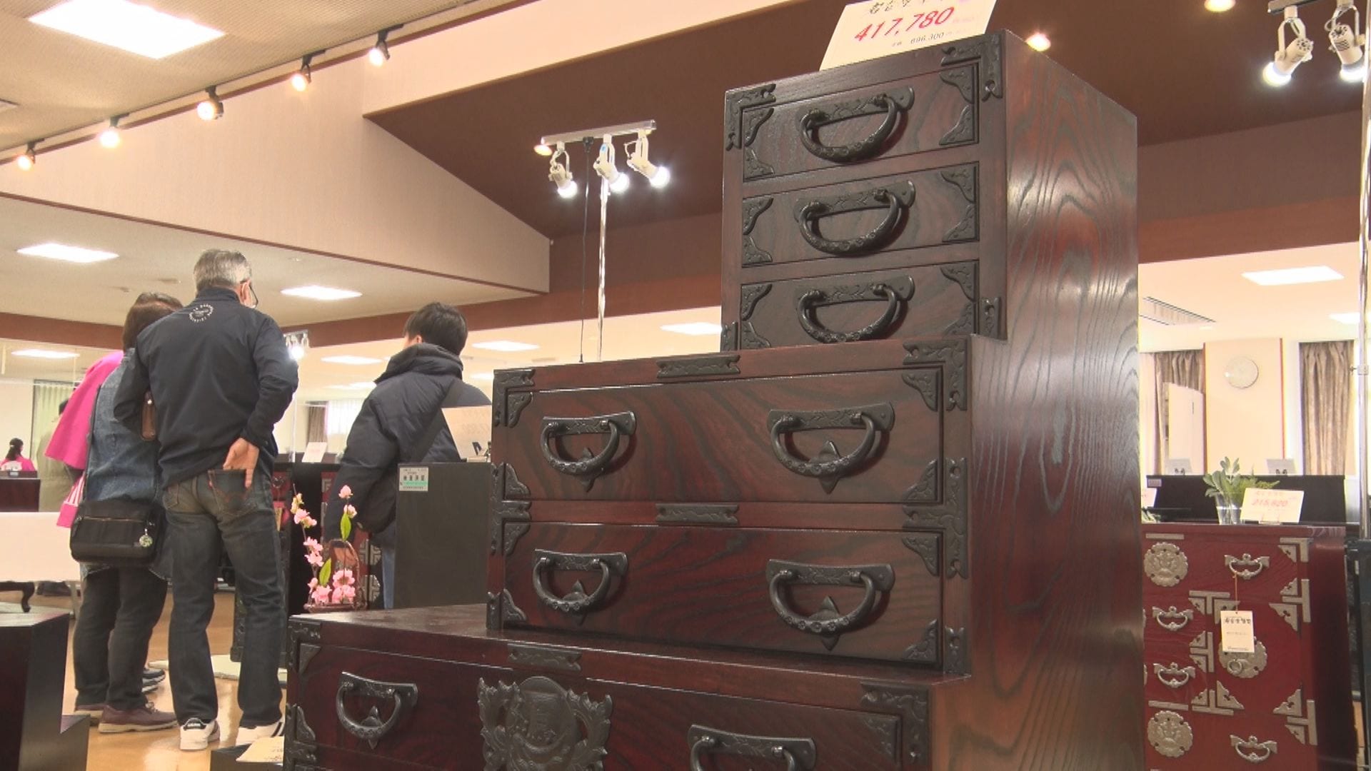見学予定　 岩谷堂のタンス 職人の技が光る200点以上のたんすが勢ぞろい 岩谷堂箪笥まつり 岩手