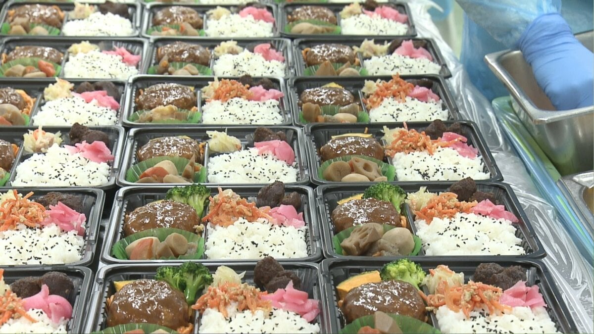 機内食“ビジネスクラス”の品質！  厳格な規格管理と引き換えに出る大量の肉・野菜の「端材」が弁当に　国内に約10か所しかない工場に潜入取材