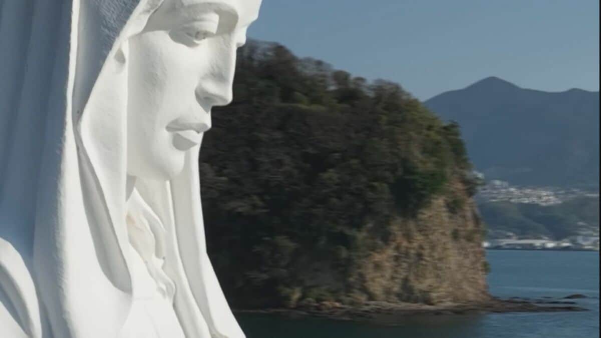 マリア像が見守る海、茜色に染まる棚田。鳥の目でたどる長崎の原風景