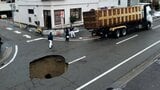【カメラが捉えた“陥没”の瞬間 動画あり】あわや大型トラックの後輪が… 交差点の真ん中で『道路陥没』下水道管の破損が原因 直径約5m×深さ2～3mほどの穴　新潟市東区　|　新潟のニュース・天気｜BSN NEWS｜BSN新潟放送