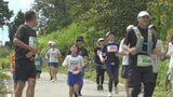 収穫期を迎えたブドウ畑の間を駆け抜ける「巨峰の丘マラソン大会」 2100人が健脚競う | 山梨のニュース | UTYテレビ山梨